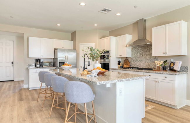 Desert Eden by Avantstay 6BR w/ Ensuite Backyard Oasis w/ Pool & Hot Tub! - Foto 15