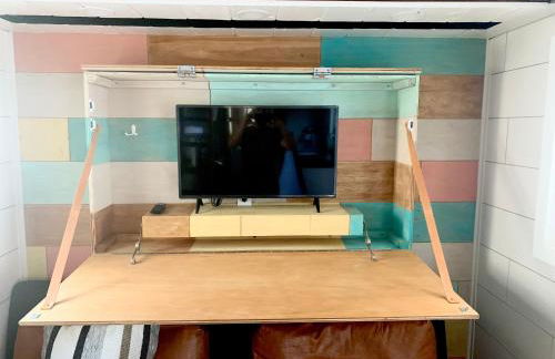 Lofted Bedroom Teal Tiny Home with Creek Views - Foto 14