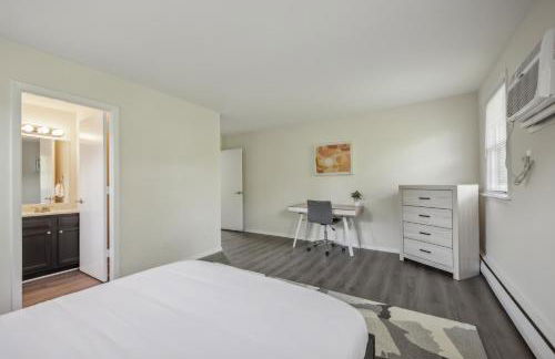 Pine Brook 818 I Pool Gym I Free Parking ! - Photo 4