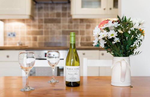 Bikki Apartments - 2 Bed - Free Parking - Own Entrance - Photo 2