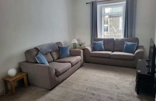 Central 2-bedroom bunglow with double sofa bed - Photo 3