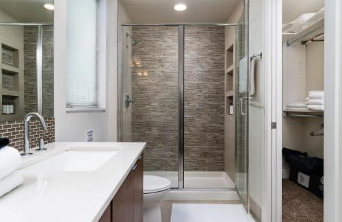 Lux Townhome With Parking and Rooftop Putting Green - Foto 21