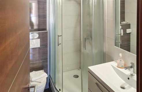 Awesome Apartment In Rtina With Kitchen - Foto 10