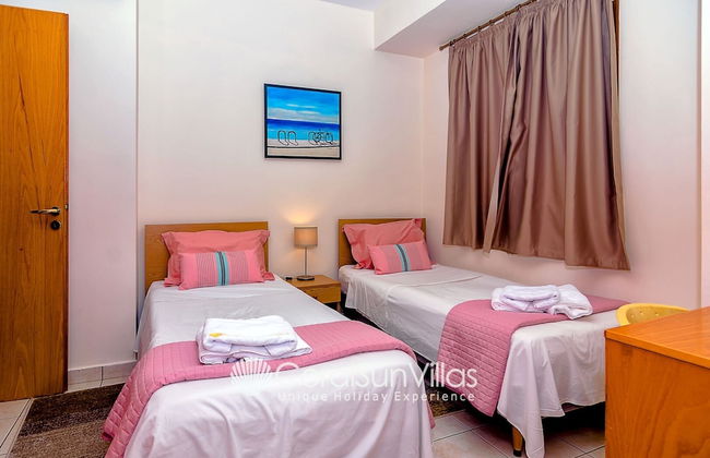 Wonderful Quiet Area, Completely Privacy, Large Private Pool, Colourful Garden - Foto 10