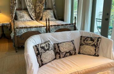 Elegant French Patio Home with Private Pool - Foto 24