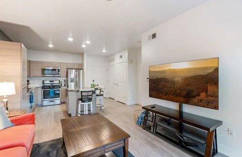 Lux Apt -PoolHotTubGymPrkg-View! - Foto 20