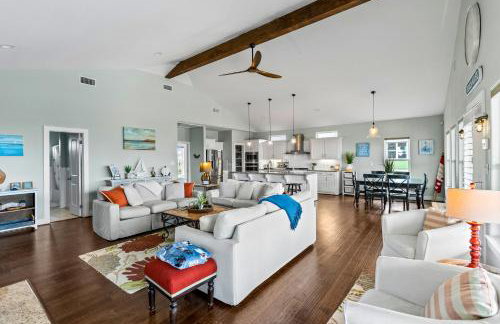 Sand Dollar Beachside 3BR Retreat, Ocean Views, Firepit & Pet Friendly - Foto 10