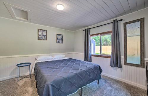 Prudenville Retreat with Yard about 1 Mi to Lake! - Foto 22