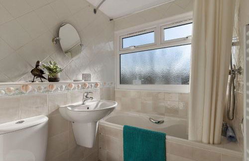 Baywatch Sea View Retreat - Photo 32