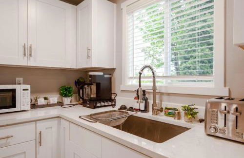 Chic 3BR 2BA Duplex w Serene View BBQ near airport - Foto 18