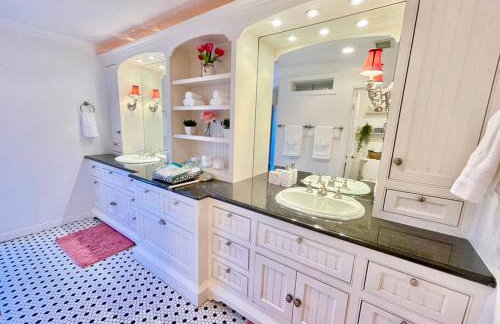 New Charming Spacious Disneyland Pool Home - Photo 18