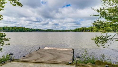 Lakefront Poconos Family Home with Pool Access - Foto 3