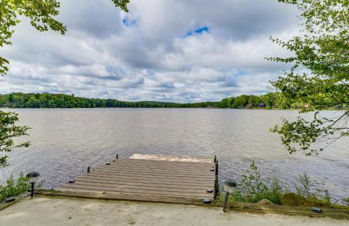 Lakefront Poconos Family Home with Pool Access - Foto 3