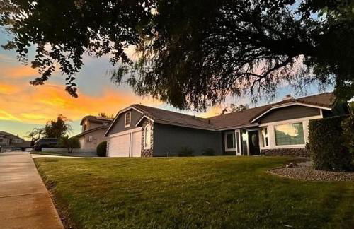 Luxury 4 Bedroom Home Pool Big Yard San Bernardino - Foto 12