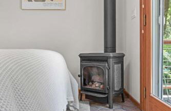 Serene Retreat with Hot Tub - Fire Pit - Deck - Foto 22