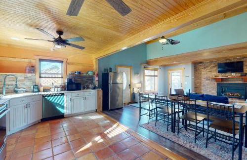 Coastal home with private hot tub and fire-pit, close to local attractions - Foto 11
