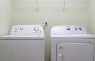 Deck, BBQ Grill, Backyard Fire Pit, Pool, Jacuzzi Tub, 65 inch TV - Foto 18