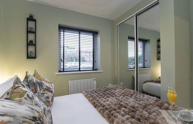 Elliot Oliver - Deluxe Two Bedroom Apartment With Parking & EV Charger - Photo 2