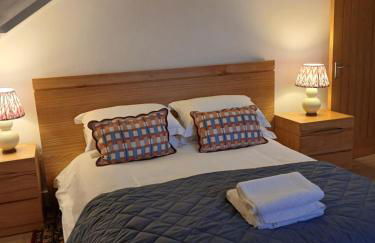 Luxury 1 bed apartment close to Airport and Exhibition centre ideal for short long term stays very cosy nicely furnished for comfort with all mod cons FreeParking on site Free WIFI - Foto 36