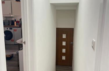 Two Bedroom Hanwell Modern Nest - Photo 2