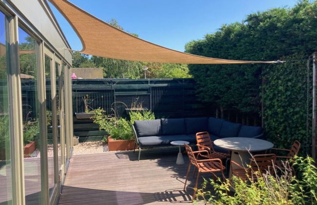 Stylish Holiday Home With Private Garden - Photo 28