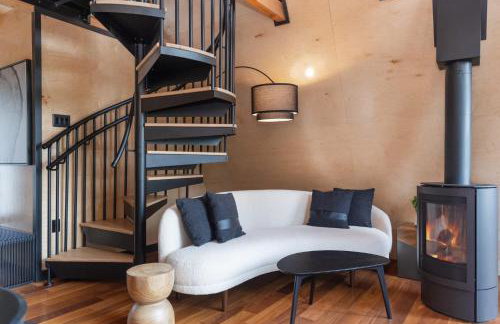 Designer A-Frame Treehouse with hot tub on river - Foto 8