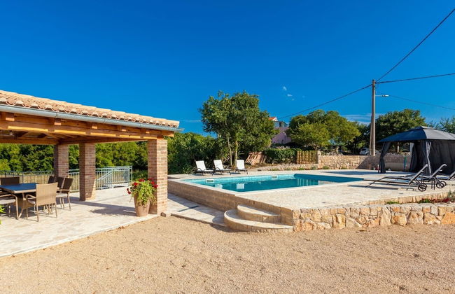 Gorgeous Villa With Private Swimming Pool and Covered Terrace - Photo 1