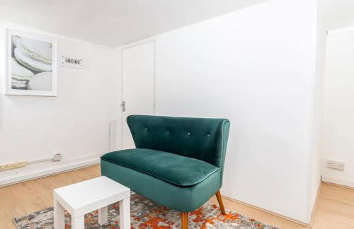 "FurnishedRentals Direct" WiggenHouse Stylish 3 Bedroom house Sleeps 8 with Free Parking, 2 Bathrooms, near to Watford High Street and Watford Football Stadium, Suitable for visiting Harry Potter Warner Bros Studio and London - Photo 16