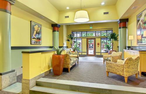 City Water View Oasis with Pool & Gym near Cruise in Heart of Seattle - Foto 47