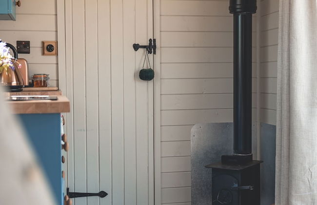 Dog Friendly Shepherd's Hut, Perfect for Couples - Photo 2