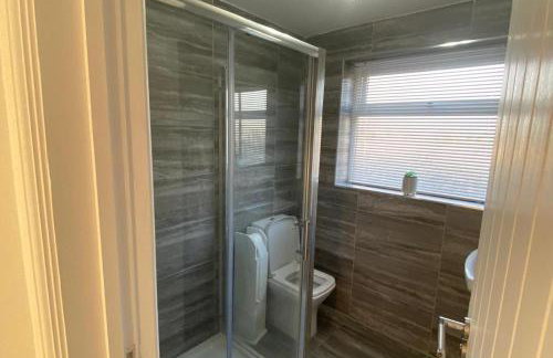 Prestatyn 2-bed Bungalow, Sleeps 5 With Hot Tub - Foto 27