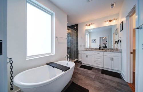 Modern Rooftop Townhome w Hot Tub & Skyline Views - Photo 29