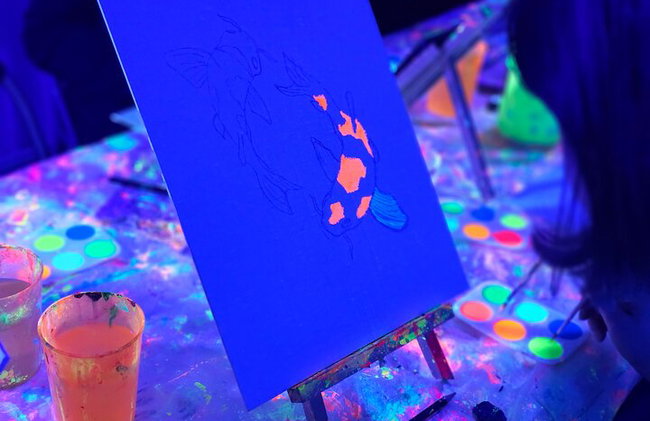 Workshop de pintura fluorescente numa galeria de arte em Lyon - Foto 10