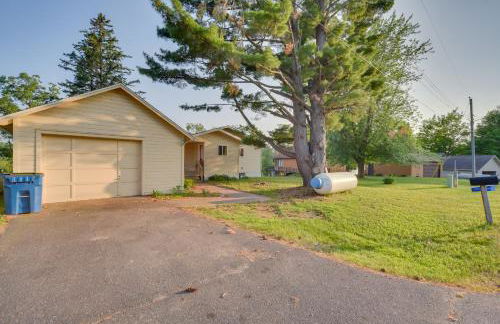 Lakefront Birchwood House with Deck and Fire Pit! - Foto 41