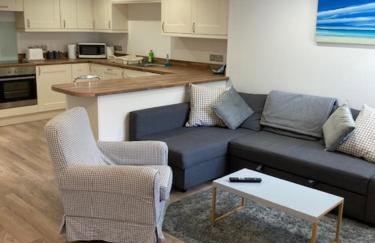 Highcliffe Apartment with Parking - Foto 1