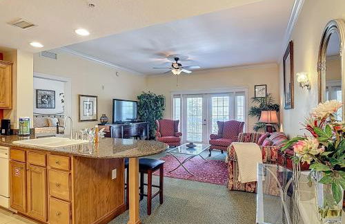 3-BR Condo with Dreamy Balcony Views, Walk to Pool - Foto 6