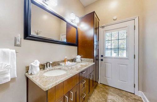 Spacious and quiet home with private patio & enclosed yard - Foto 21