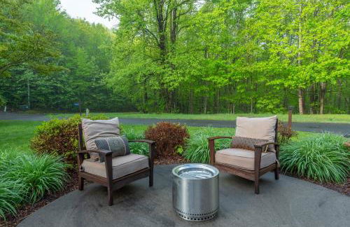 Fireside Retreat Hot Tub, Game Area, Fire Pit & Mountaintop Views! - Foto 43