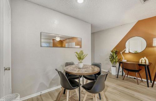 Relaxing King Suite Getaway - Sleeps 4 - Pool, Pkg - Foto 8