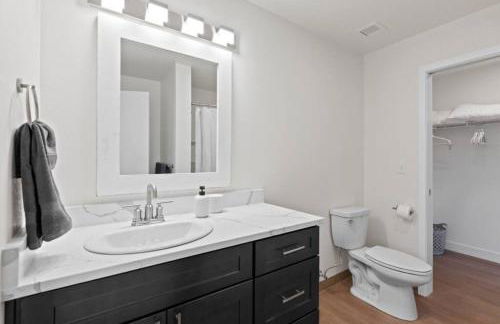 Spacious Apartment with King Beds - J and K on Main - Foto 17