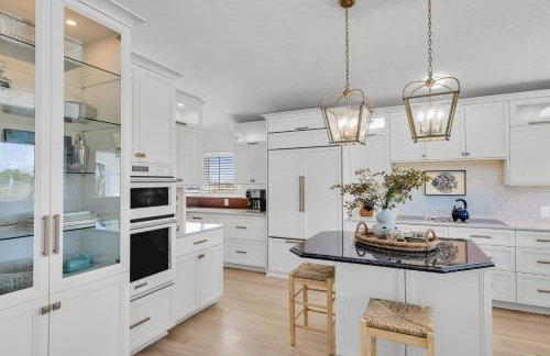 NEW LISTING! Reel Joy Waterfront Luxe with Pool and Private Dock home - Foto 30