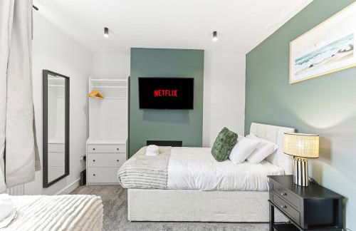 Unique 5 Bedroom 4 Bathroom House with Self-Contained-Studio - Excellent Location - Pool Table, Super-Fast Wifi, Smart TV and Self-Check-In by Yoko Property - Photo 11