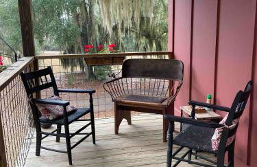 Tranquil Glamping near the Coast: Charming Rustic Cabin Rental in Midway, Georgia - Foto 13