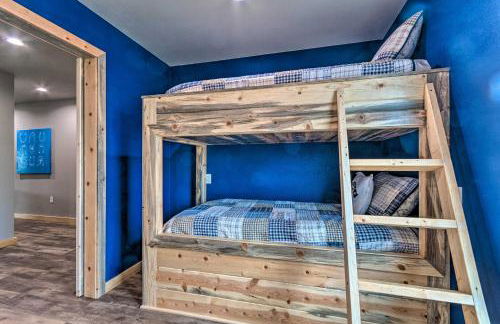 Upscale Riverfront Home with Beach and Fire Pit! - Foto 27