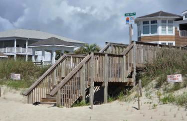 Spacious Beach House Steps to Sand - Foto 61