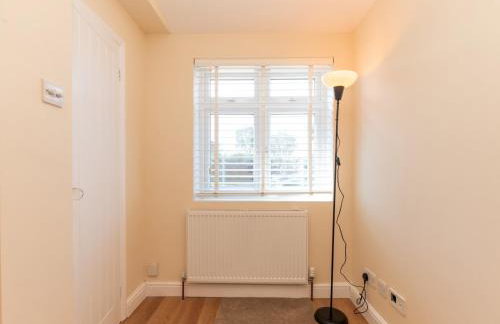 Pass the Keys Stunning Spacious Chessington Gem with Parking - Photo 42