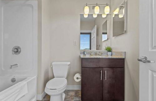 2BR Downtown Apartment with Gym & Deck - Foto 36