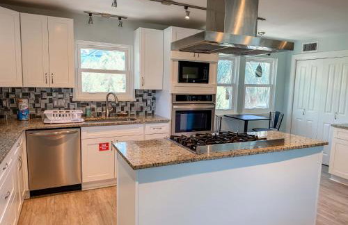 Spacious house- Deep Water Dock Pool Golf Cart Rental available - Foto 14