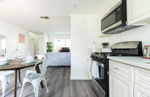 Modern 2BR Condo with King Bed & Balcony near LA - Foto 33