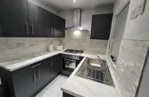 Whole House - 4 Bedrooms - Parking - Sleeps 8 - Foto 7